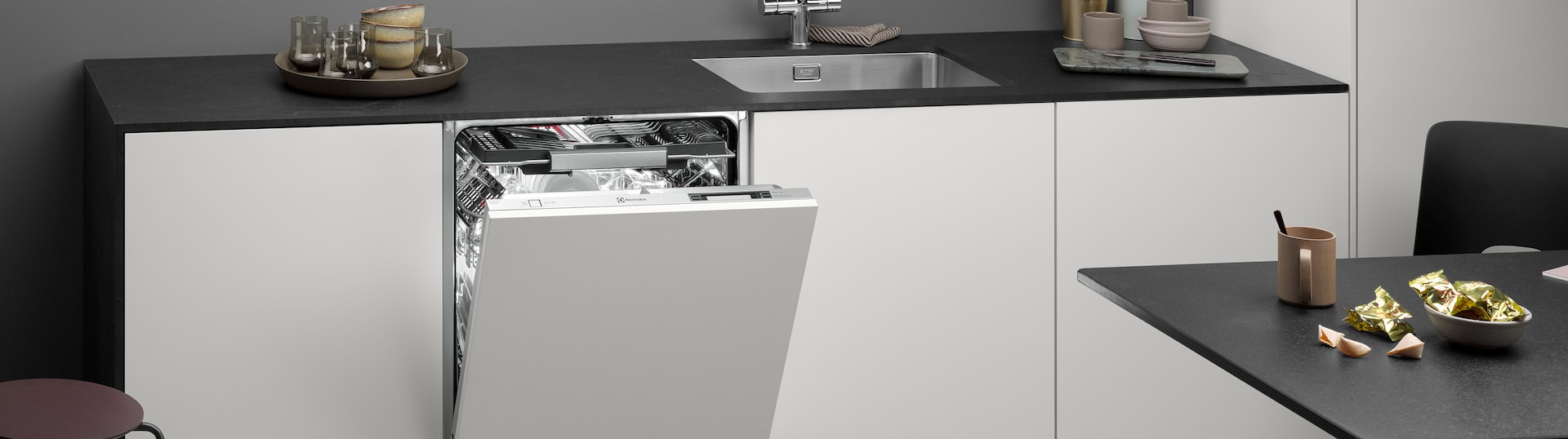 Einbau-Geschirrspüler von Electrolux in einer weissen Küche